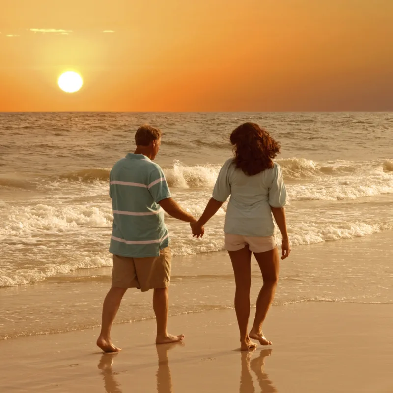 couple-walking-along-the-gulf-shores-of-alabama