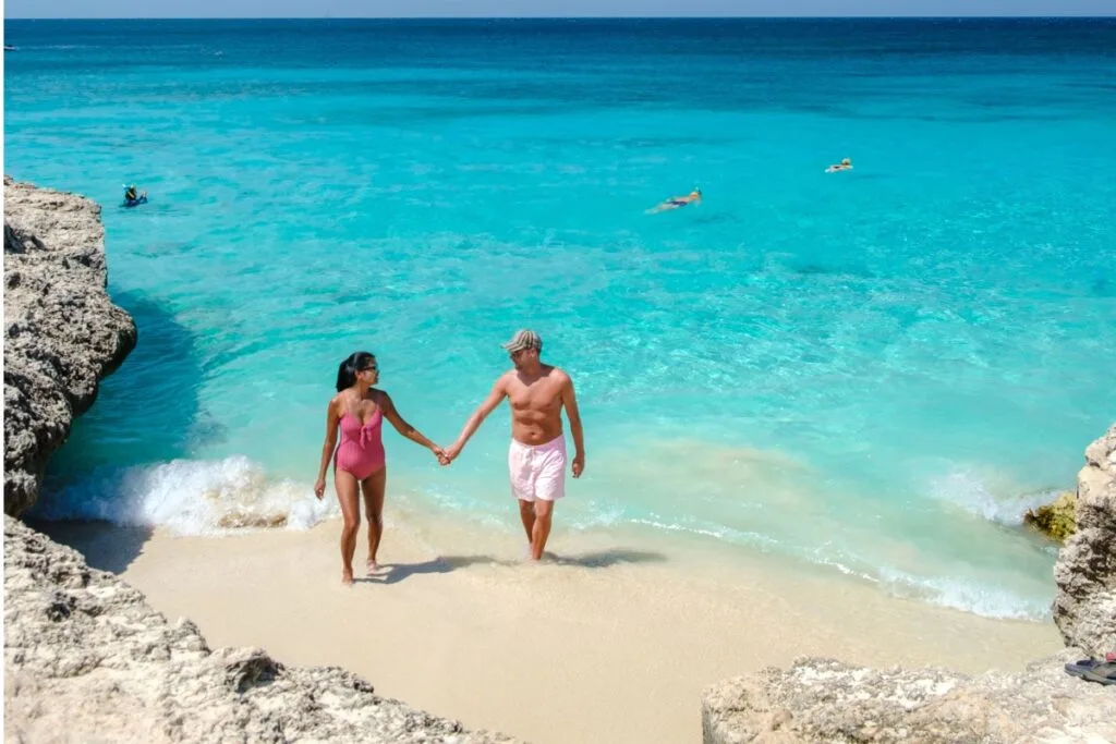 Couple at Tres Trapi Steps beach in Aruba